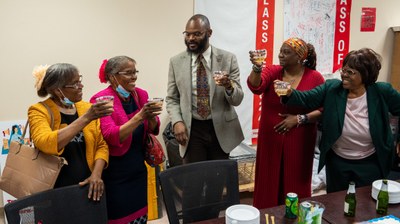 York Aids 72-Year-Old Twins Become U.S. Citizens