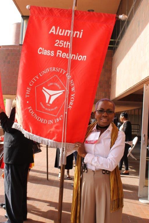 Alum carrying her reunion banner