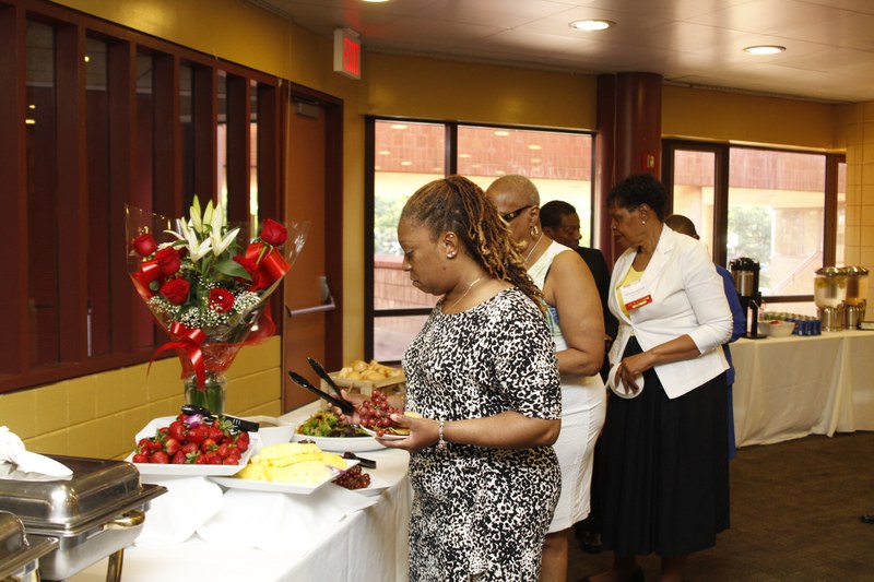 Alums lining up for buffet dinner