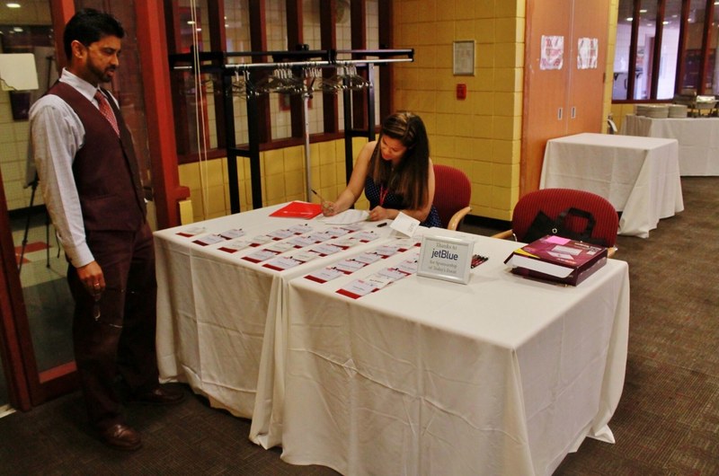Alums check-in to attend dinner